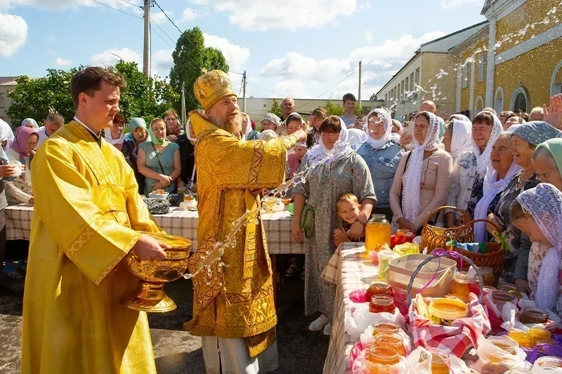 Митрополит Воронежский и Лискинский Леонтий возглавил торжества престольного праздника Спасского храма с. Новая Усмань